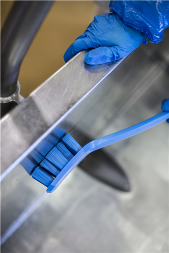 Perie UST cu maner lung si peri duri 395 mm, Vikan, roz