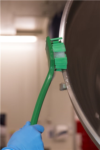 Perie UST cu maner lung si peri duri 395 mm, Vikan, roz