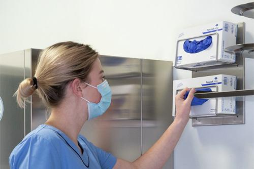 Importanța utilizării unui dispenser de mănuși în cabinete medicale, spitale și industria alimentară